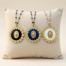 Load image into Gallery viewer, Colliers Fleur Nabert créations avec médaille miraculeuse, fleurs dorées et perles en résine noire, bleue et blanche
