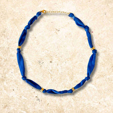 Charger l'image dans la galerie, Les colliers en tissu + attache magique ✨
