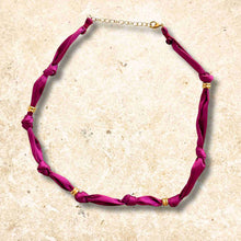 Charger l'image dans la galerie, Les colliers en tissu + attache magique ✨
