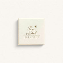 Lade das Bild in den Galerie-Viewer, Écrin cadeau Fleur Nabert créations en carton naturel carré pour bijoux, avec logo doré sur le couvercle.
