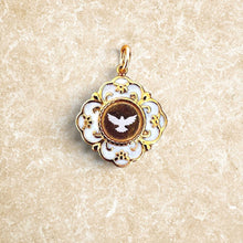 Charger l'image dans la galerie, Médaille Fleur Nabert créations dorée avec colombe blanche en résine, style cloisonné pour baptême ou confirmation

