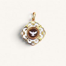 Charger l'image dans la galerie, Médaille dorée Fleur Nabert créations avec colombe blanche en résine, style cloisonné pour baptême ou confirmation.
