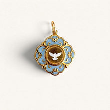 Charger l'image dans la galerie, Médaille Fleur Nabert créations Précieuse Colombe ciel en acier doré avec colombe blanche sur fond bleu et résine

