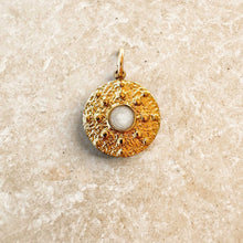 Charger l'image dans la galerie, Médaille dorée Fleur Nabert créations avec mica blanc nacré, design texturé inspiré d'un ostensoir pour Jeudi saint.
