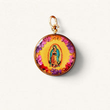 Load image into Gallery viewer, Médaille ronde Fleur Nabert créations représentant Notre-Dame de Guadalupe entourée de fleurs naturelles colorées
