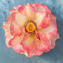 Load image into Gallery viewer, Médaille Fleur Nabert créations ronde représentant Notre-Dame de Guadalupe, entourée de pétales de rose rose et blanc
