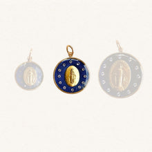 Charger l'image dans la galerie, Médaille miraculeuse Fleur Nabert créations bleue avec douze brillants et centre doré, format 20 mm.
