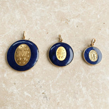 Charger l'image dans la galerie, Trois médailles miraculeuses Fleur Nabert créations en mica bleu lapis-lazuli et or, de tailles différentes.
