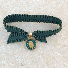 Charger l'image dans la galerie, Bracelet ruban vert avec médaille miraculeuse Fleur Nabert créations dorée, mica vert et douze brillants incrustés
