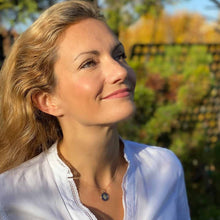 Charger l'image dans la galerie, Femme portant le collier Fleur Nabert créations avec la mini médaille miraculeuse verte couronnée de douze étoiles
