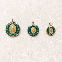 Charger l'image dans la galerie, Trois médailles miraculeuses Fleur Nabert créations en mica vert profond avec douze brillants et anneau gold filled.

