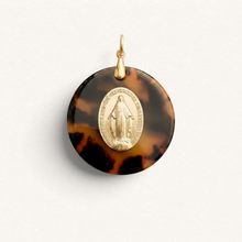 Charger l'image dans la galerie, Pendentif Fleur Nabert créations avec médaille miraculeuse dorée sur un disque rond en imitation écaille marron.

