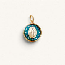 Charger l'image dans la galerie, Pendentif Fleur Nabert créations mini médaille miraculeuse dorée avec mica vert profond et douze brillants étoilés
