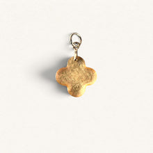 Charger l'image dans la galerie, Pendentif croix quadrilobée Fleur Nabert créations en feuille d'or jaune sur argent plaqué or, design lumineux et raffiné
