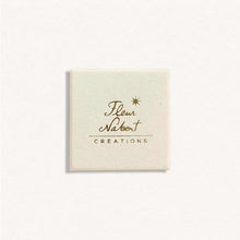 Load image into Gallery viewer, Écrin cadeau Fleur Nabert créations en carton naturel carré pour bijoux, avec logo doré sur le couvercle.
